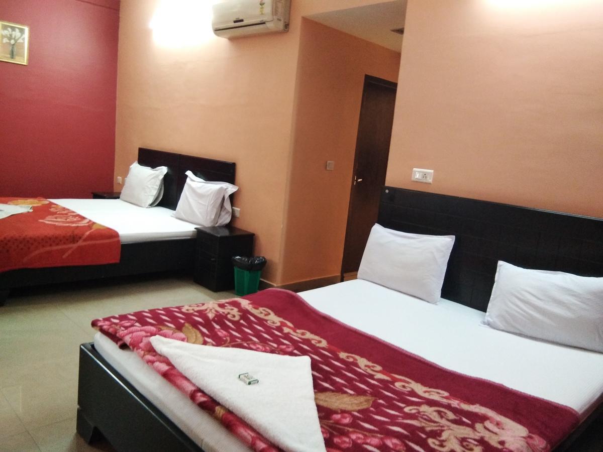 A.R.Residency Hotell Kunnamangalam Exteriör bild